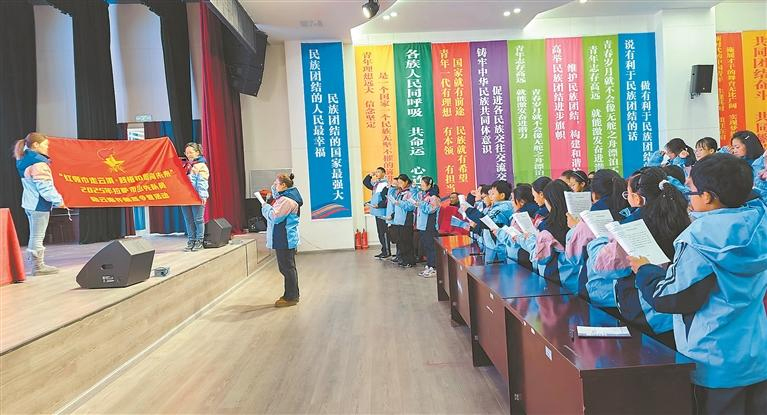 ཉེ་ཆར། ལྷ་ས་གྲོང་ཁྱེར་ལོ་ཆུང་བྱིས་པའི་བྱེད་སྒོ་ལྟེ་གནས་སུ་ཚོན་དར་ལྷབ་ལྷུབ་ཏུ་གཡོ་བཞིན“ལོ་ཆུང་གདོང་ལེན་རུ་མི་ཡུན་ནན་དུ་བསྐྱོད་ནས་གསར་བརྗེའི་རྒྱང་ལམ་གསར་པར་མྱོང་རྟོགས་བྱེད་པའི”གསར་བརྗེའི་ཞིབ་སློབ་ཀྱི་དགུན་གསེང་བྱེད་སྒོའི་འགོ་ཚུགས་མཛད་སྒོ་འཚོགས་པ་རེད། འདི་ནི་གསར་བརྗེའི་ཞིབ་སློབ་ཀྱི་དགུན་གསེང་བྱེད་སྒོའི་འགོ་ཚུགས་མཛད་སྒོ་འཚོག་ཡུལ་ཡིན་པ།