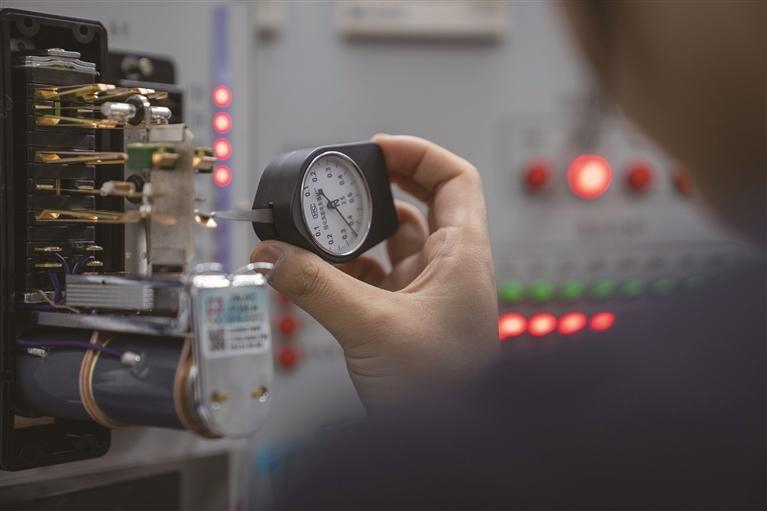 འདི་ནི་ཟླ་1ཚེས་6ཉིན། ལྷ་སའི་རྨང་གཞིའི་སྒྲིག་བཀོད་དུམ་བུའི་གློག་དོན་ཆེད་ལས་ཉམས་བཟོ་འཁོར་ཁང་གི་གློག་འཕྲུལ་ཞིབ་བཤེར་ཉམས་བཟོ་ལས་ཁུལ་གྱི་བཟོ་པ་བསྟན་འཛིན་དབྱངས་ཅན་གྱིས་གློག་འཕྲུལ་ལ་ཚད་ལེན་ཚོད་ལྟ་བྱེད་བཞིན་པ།