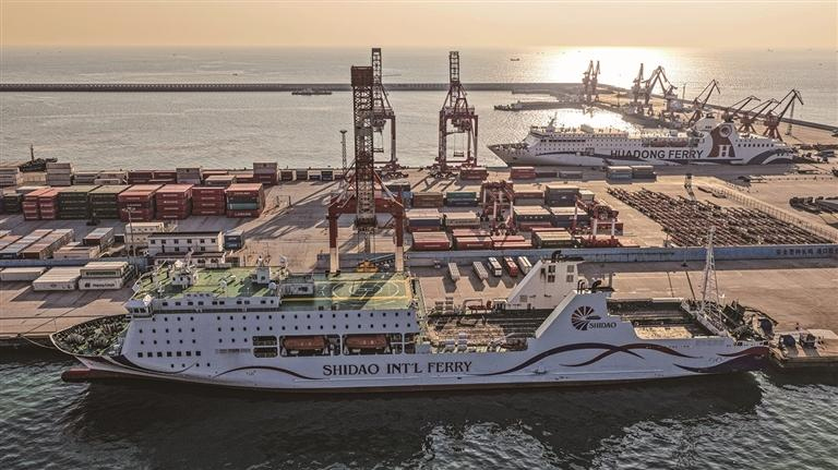 རྒྱལ་སྒྲོལ་གྱི་དྲ་ཚོང་དངོས་ཟོག་བྱུར་བུར་བླུགས་པའི་གྲུ་གཟིངས“ཧྭ་ཏུང་མུ་ཏིག་ཨང་8པ་རྟགས་ཅན”དང“རི་ཚོགས་ཀྱི་མུ་ཏིག”རྟགས་ཅན་གོ་རིམ་ལྡན་པའི་ངང་གྲུ་ཁར་ཁ་བཀག་པ་རེད། རྒྱལ་སྤྱིའི་མྱུར་སྐྱེལ་ལྟ་འདོམས་ལྟེ་གནས་ཀྱི་རྒྱལ་སྒྲོལ་དྲ་ཚོང་ལྟ་འདོམས་བྱ་ཡུལ་གྱི་ཟོག་སྒྲོམ་ཁུལ་དུ་འཕྲུལ་འཁོར་དང་ལས་མི་བྲེལ་བྲེལ་འཚུབ་འཚུབ་ངང་དངོས་ཟོག་བསྡུ་རུབ་དང་དབྱེ་གསེད་ལ་བྲེལ་ནས་གྲུ་གཟིངས་ནང་དངོས་ཟོག་བླུག་བཞིན་ཡོད། 2026ལོའི་ཟླ་1ཚེས་3ཉིན། ཧྲན་ཏུང་ཞིང་ཆེན་རུང་ཁྲེང་གྲོང་ཁྱེར་ཧྲི་ཏའོ་དོ་དམ་ཁུལ་ཧྲི་ཏའོ་གྲུ་ཁ་གསར་པར། རྒྱལ་སྒྲོལ་གྱི་དྲ་ཚོང་དངོས་ཟོག་བྱུར་བུར་བླུགས་པའི་གྲུ་གཟིངས“ཧྭ་ཏུང་མུ་ཏིག་ཨང་8པ་རྟགས་ཅན”དང“རི་ཚོགས་ཀྱི་མུ་ཏིག”རྟགས་ཅན་གོ་རིམ་ལྡན་པའི་ངང་གྲུ་ཁར་ཁ་བཀག་ཡོད། འདི་ནི་2026ལོའི་ཟླ་1ཚེས་3ཉིན། ཧྲན་ཏུང་ཞིང་ཆེན་རུང་ཁྲེང་གྲོང་ཁྱེར་ཧྲི་ཏའོ་དོ་དམ་ཁུལ་ཧྲི་ཏའོ་གྲུ་ཁ་གསར་པར་ལས་བྲེལ་ཆེ་བའི་རྣམ་པ་ཡིན་པ།