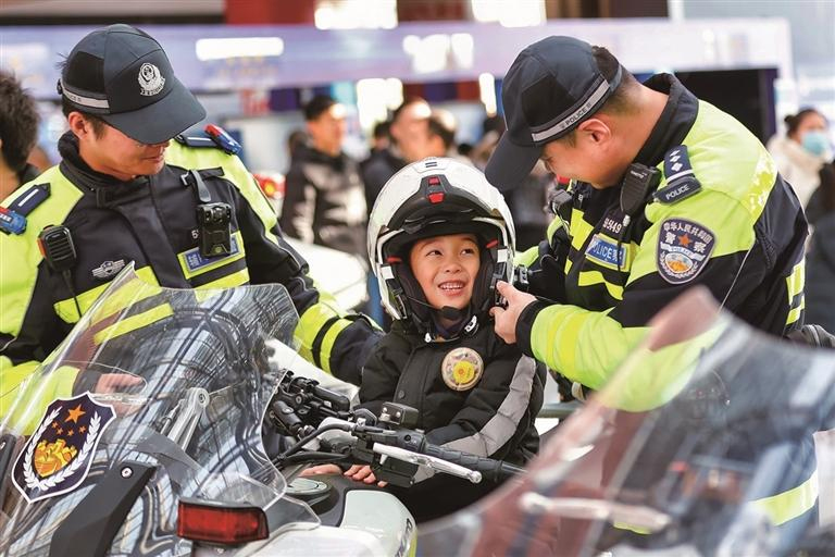 འདི་ནི་ཟླ་1ཚེས་10ཉིན། ཐེན་ཅིན་གྲོང་ཁྱེར་པིན་ཧའེ་རིག་གནས་ལྟེ་གནས་སུ་བྱིས་པ་ཞིག་གིས་ཉེན་རྟོག་པའི་སྦག་སྦག་ལ་མྱོང་རོལ་བྱེད་བཞིན་པ།