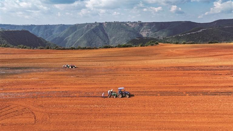 ཡུན་ནན་ཞིང་ཆེན་ཆུས་ཅིང་གྲོང་ཁྱེར་ལུའུ་ལེང་རྫོང་ལ་ཉི་འོད་དང་ས་ཆུའི་ལེགས་ཆ་ཕུན་སུམ་ཚོགས་པོ་ཡོད་པས། ཞོག་ཁོག་བཏབ་ཚེ་ལོ་གཅིག་ལ་ཐེངས་གསུམ་སྨིན་ཐུབ། ཞའོ་པའེ་ཧུའུ་གྲོང་རྡལ་གྱི་ཞོག་ཁོག་འདེབས་འཛུགས་རྒྱ་ཁྱོན་མུའུ་ཁྲི་9.15ཟིན་པར་ས་གནས་དེ་གས་འཕྲུལ་ཆས་ཅན་གྱི་འདེབས་འཛུགས་དང་། རྣང་མཐོ་འདེབས་འཛུགས། ཆུ་ལུད་གཞི་གཅིག་ཅན། གནོད་མེད་ཀྱི་སྔོན་འགོག་ཚོད་འཛིན་སོགས་དེང་རབས་ཀྱི་ཞིང་ལས་ལག་རྩལ་ཁྱབ་གདལ་ཧུར་ཐག་བཏང་ནས། ཞོག་ཁོག་ཐོན་ལས་རྒྱུན་ཆད་མེད་པར་འཕེལ་རྒྱས་དང་སྟོབས་ཆེར་འགྲོ་བར་སྐུལ་འདེད་གཏོང་གི་ཡོད་པ་རེད། འདི་ནི་ཞའོ་པའེ་ཧུའུ་གྲོང་རྡལ་ཕུའུ་ལེ་གྲོང་ཚོའི་ཞོག་ཁོག་འདེབས་འཛུགས་རྟེན་གཞིར་ཞིང་པ་ཚོས་གནམ་གཤིས་ཡག་པོ་བསྟན་པ་དང་བསྟུན་ནས་ཞིང་འཕྲུལ་བཏང་སྟེ་དཔྱིད་སྨིན་ཞོག་ཁོག་འདེབས་པའི་རྣམ་པ་ཡིན་པ།