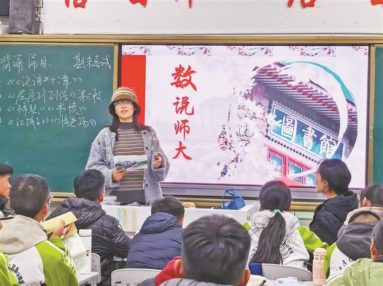 འདི་ནི་ཧྲའན་ཤིས་དགེ་འོས་སློབ་ཆེན་གྱི་སློབ་མ་བདེ་གཡང་གིས་ལྷ་ས་མཐོ་འབྲིང་གཉིས་པར་ས་ཁམས་སློབ་ཚན་འཁྲིད་བཞིན་པ།