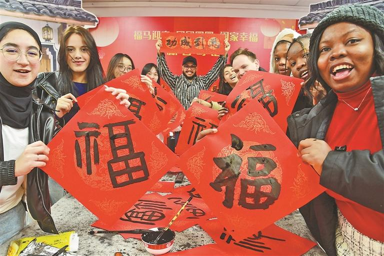 ཉེ་ཆར། ཨུ་རུ་སུ་དང་། མོ་རོ་ཁོ། ནི་ཀྲེ་རི་ཡ། ཀག་ན། ཝེ་ཐེ་ནམ་སོགས་རྒྱལ་ཁབ་ནས་ཡོང་བའི་ཅང་སུའུ་སློབ་ཆེན་གྱི་ཕྱི་སྦྱོང་སློབ་མ་ཀྲེན་ཅང་གྲོང་ཁྱེར་རུན་ཀྲོའུ་ཆུས་ཅིན་ཧྲན་ཁྲོམ་གཞུང་ཧུང་ཀོང་ཐའེ་ཀུའུ་ཧྲན་སྡེ་ཁུལ་དུ་བསྐྱོད་དེ“རྒྱ་ཡིག‘ཧྥུའུ’བྲིས་ནས་དཔྱིད་གསར་བསུ་བའི”བྱེད་སྒོར་ཞུགས་པ་རེད། ཕྱི་སྦྱོང་སློབ་མ་ཚོས་ཡིག་གཟུགས་མཁས་ཅན་གྱི་མཛུབ་ཁྲིད་འོག་རྒྱ་ཡིག“ཧྥུའུ”དང་དཔྱིད་གསར་ཆ་ཡིག་བྲིས་ཏེ་ཀྲུང་གོའི་སྲོལ་རྒྱུན་རིག་གནས་ཉམས་ལེན་བྱས་ཤིང་། འདི་ནི་ཕྱི་སྦྱོང་སློབ་མ་ཚོས་རང་ཉིད་ཀྱི་ཡིག་གཟུགས་བརྩམས་ཆོས་སྟོན་བཞིན་པ།