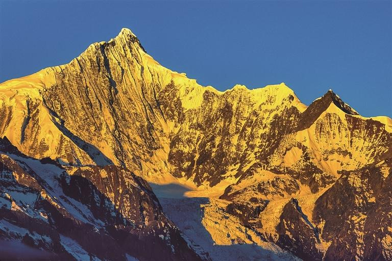 འདི་ནི་2026ལོའི་ཟླ་1ཚེས་21ཉིན། ཡུན་ནན་ཞིང་ཆེན་བདེ་ཆེན་བོད་རིགས་རང་སྐྱོང་ཀྲོའུ་བདེ་ཆེན་རྫོང་དུ་ཁ་བ་དཀར་པོར་ཉི་ཟེར་འཕྲོས་ནས་ལྟ་ན་སྡུག་པའི་མཛེས་ཉམས་མངོན་པ།