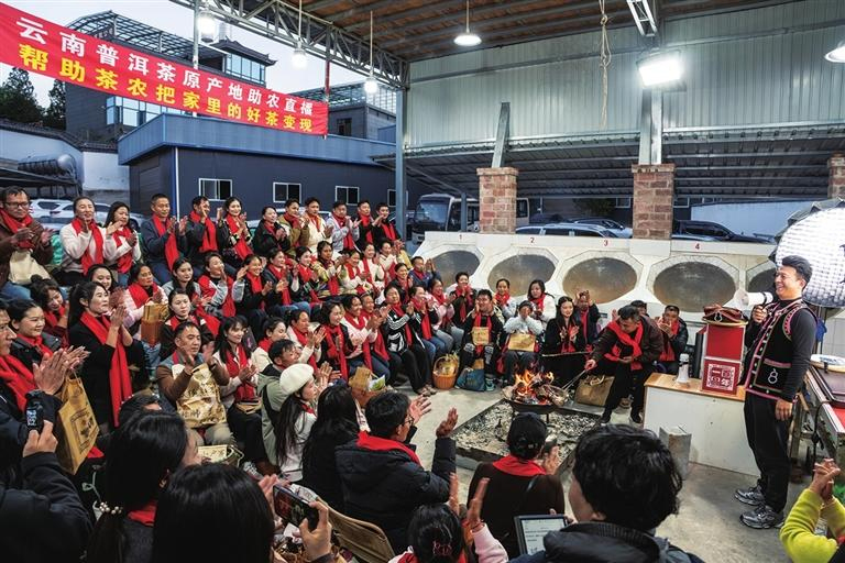 ཉེ་བའི་ལོ་ཤས་རིང་། ཡུན་ནན་ཞིང་ཆེན་ལིན་ཚང་གྲོང་ཁྱེར་ཧྲོང་ཅང་ལ་ཧུའུ་རིགས་དང་། དབའ་རིགས། པུའུ་ལང་རིགས། ཏའེ་རིགས་རང་སྐྱོང་རྫོང་གིས་ཇ་ལོའི་སྤུས་ཚད་དཔྱད་ཞིབ་དང་ཁུངས་འདེད་མ་ལག་ནན་པོ་བཙུགས་ཏེ། དྲ་ཚོང་ལས་སྟེགས་དང་། ཐད་གཏོང་ཁེ་ལས་ཀྱིས་ཁུངས་འདེད་ལྟེ་གནས་དང་འབྲེལ་མཐུད་ཀྱིས་དངོས་ཟོག་འདེམས་པར་ཁྲིད་སྟོན་ཧུར་ཐག་བྱས་ཏེ། ཐོན་ཡུལ་ནས་ཁྲོམ་རའི་བར་གྱི་བྲིན་ཚོང་ཐབས་ལམ་སྔར་བས་ཡངས་སུ་བཏང་ཡོད། 2025ལོར། ཧྲོང་ཅང་རྫོང་གི་དྲ་ཚོང་ནང་ཐད་ཀར་ལས་ཞུགས་ཐུབ་པའི་མི་3000ལྷག་ཙམ་ཟིན་ཡོད་པ་རེད། འདི་ནི་ཧྲོང་ཅང་རྫོང་མེང་ཁུ་གྲོང་རྡལ་དུ་ཇ་ལས་ཞིང་པས་ཇ་ལོ་འོས་སྦྱོར་བྱེད་སྒོར་ཞུགས་བཞིན་པ།