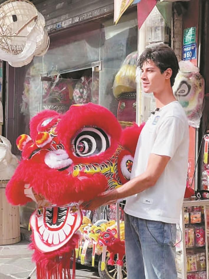 པར①ནི་ལིའུ་ཀྲེང་ཤིས་ཀྱིས་ཀོང་ཏུང་ཞིང་ཆེན་ཏུང་ཀོན་གྲོང་ཁྱེར་དུ་ཀྲུང་གོའི་སྲོལ་རྒྱུན་དམངས་སྲོལ་རིག་གནས་ཉམས་ལེན་བྱེད་བཞིན་པ། （བཅར་འདྲི་དང་ལེན་པས་པར་རིས་མཁོ་འདོན་བྱས）