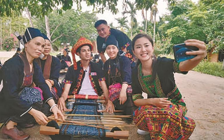 པར②ནི་ལིའུ་ཀྲེང་ཤིས་ཀྱིས་ཧའེ་ནན་ཞིང་ཆེན་ཏན་ཀྲོའུ་གྲོང་ཁྱེར་དུ་ལི་རིགས་ཀྱི་རིག་གནས་ཉམས་ལེན་བྱེད་བཞིན་པ།（བཅར་འདྲི་དང་ལེན་པས་པར་རིས་མཁོ་འདོན་བྱས）