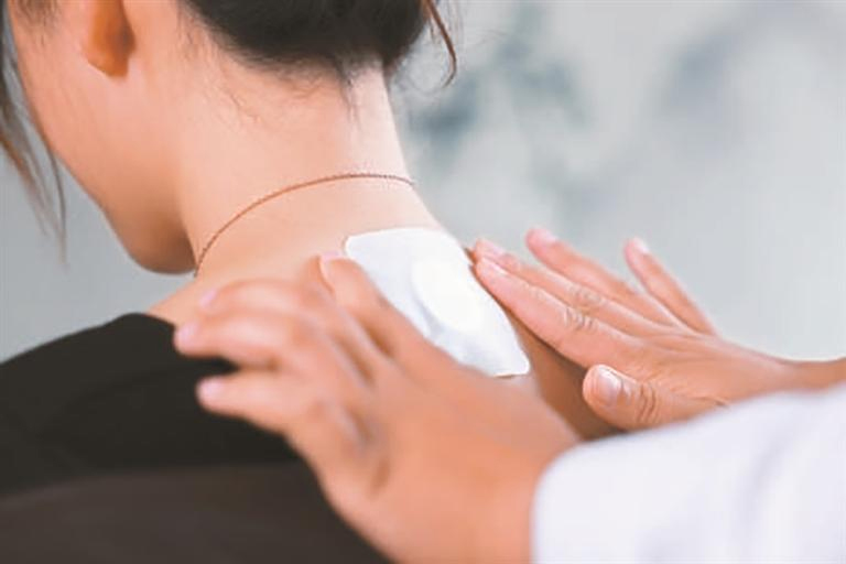 འདི་ནི་ཡུན་ནན་ཞིང་ཆེན་ཧུང་ཧོ་ཧ་ཉི་རིགས་དབྱི་རིགས་རང་སྐྱོང་ཀྲོའུ་ཁའེ་ཡོན་གྲོང་ཁྱེར་ཀྲུང་ལུགས་གསོ་རིག་སྨན་ཁང་དུ་སྨན་པས་ནད་པ་ཞིག་ལ“གསུམ་དགུ་སྦྱར་སྨན”སྦྱོར་བཞིན་པ། （ཐའོ་ཅ་ཆི་ཡིས་པར་བརྒྱབ）