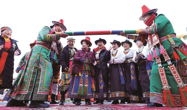 འདི་ནི་དེ་ཉིན་ཀན་སུའུ་ཞིང་ཆེན་ཀྲང་ཡེ་གྲོང་ཁྱེར་སུའུ་ནན་ཡུས་ཀུའུ་རིགས་རང་སྐྱོང་རྫོང་གི་དུས་རབས་གསར་པའི་ཤེས་དཔལ་ལག་ལེན་ཐང་ཆེན་དུ་ཡུས་ཀུའུ་རིགས་དང་བོད་རིགས་མང་ཚོགས་ཀྱིས་མི་རིགས་ལུས་རྩལ་རྣམ་གྲངས་འགྲན་བཞིན་པ།
