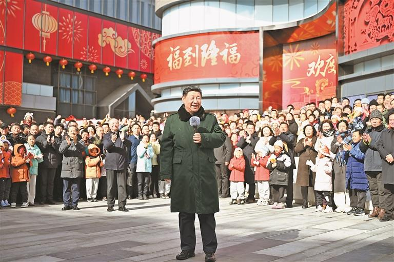 ཟླ་2ཚེས་9དང་ཚེས་10ཉིན། ཀྲུང་གུང་ཀྲུང་དབྱང་གི་སྤྱི་ཁྱབ་ཧྲུའུ་ཅི་དང་། རྒྱལ་ཁབ་ཀྱི་ཀྲུའུ་ཞི། ཀྲུང་དབྱང་དམག་ཨུད་ཀྱི་ཀྲུའུ་ཞི་བཅས་ཡིན་པའི་ཞི་ཅིན་ཕིང་གིས་པེ་ཅིང་དུ་རྟོག་ཞིབ་གནང་བ་དང་འབྲེལ། གཞི་རིམ་གྱི་ལས་བྱེད་པ་དང་མང་ཚོགས་ལ་གཟིགས་པ་དང་འཚམས་འདྲི་གནང་ཞིང་། འདི་ནི་ཚེས་10ཉིན་གྱི་སྔ་དྲོར། ཞི་ཅིན་ཕིང་གིས་གྲོང་ཤར་ཁུལ་གྱི་ལུང་ཧྥུའུ་དགོན་ཁྲོམ་གཞུང་དུ་རྟོག་ཞིབ་གནང་སྐབས་རྒྱལ་ཡོངས་མི་རིགས་ཁག་གི་མི་དམངས་དང་། སྤུན་ཟླ་ཤང་ཀང་བ། སྤུན་ཟླ་ཨའོ་མོན་བ། སྤུན་ཟླ་ཐའེ་དབན་བ། ཕྱིར་སྡོད་རང་མི་བཅས་ལ་དཔྱིད་གསར་དུས་ཆེན་གྱི་སྨོན་འདུན་བཟང་པོ་ཞུ་བཞིན་པ།