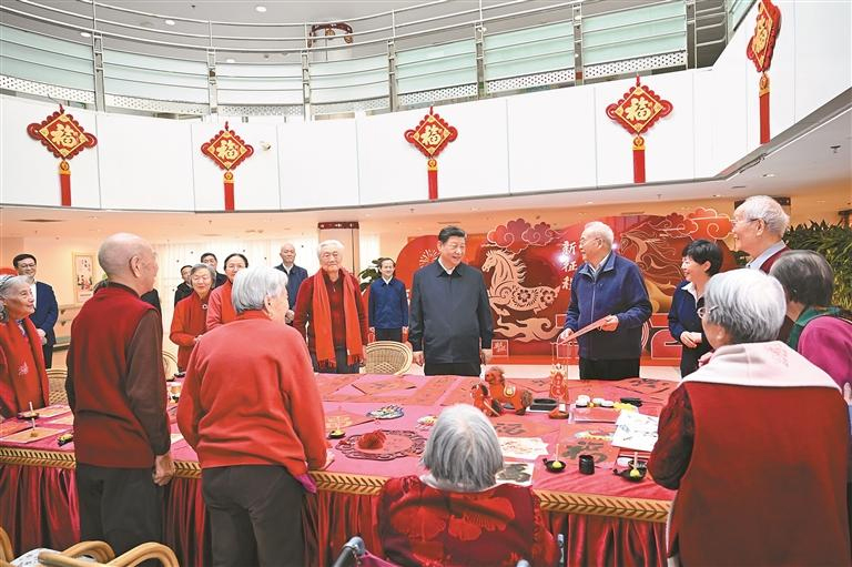 ཟླ་2ཚེས་9དང་ཚེས་10ཉིན། ཀྲུང་གུང་ཀྲུང་དབྱང་གི་སྤྱི་ཁྱབ་ཧྲུའུ་ཅི་དང་། རྒྱལ་ཁབ་ཀྱི་ཀྲུའུ་ཞི། ཀྲུང་དབྱང་དམག་ཨུད་ཀྱི་ཀྲུའུ་ཞི་བཅས་ཡིན་པའི་ཞི་ཅིན་ཕིང་གིས་པེ་ཅིང་དུ་རྟོག་ཞིབ་གནང་བ་དང་འབྲེལ། གཞི་རིམ་གྱི་ལས་བྱེད་པ་དང་མང་ཚོགས་ལ་གཟིགས་པ་དང་འཚམས་འདྲི་གནང་ཞིང་། འདི་ནི་ཚེས་10ཉིན་གྱི་སྔ་དྲོར། ཞི་ཅིན་ཕིང་གིས་གྲོང་ནུབ་ཁུལ་གྱི“ཝུའུ་ལའོ·ཁྲོམ་གཞུང་གསར་པའི”རྒན་གསོའི་ཞབས་ཞུའི་ཁྲོམ་གཞུང་གི་རྒན་རྒོན་སྤྱི་ཤག་ཏུ་རྟོག་ཞིབ་གནང་སྐབས་རྒན་རྒོན་ཚོ་དང་བྱམས་བརྩེའི་ངང་བཀའ་མོལ་གནང་བཞིན་པ།