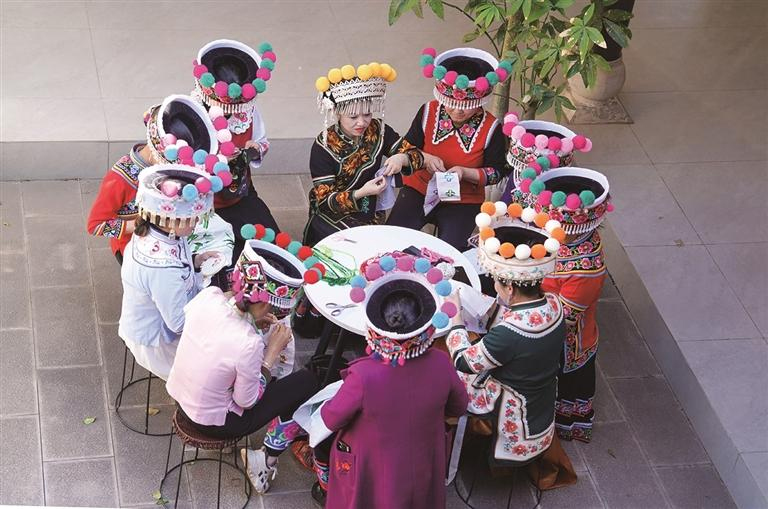 རྒྱལ་ཡོངས་མི་དམངས་འཐུས་ཚོགས་ཀྱི་འཐུས་མི་ཅིན་རུའེ་རུའེ་ནི་ཡུན་ནན་ཞིང་ཆེན་ཁྲུའུ་ཞུང་དབྱིས་རིགས་རང་སྐྱོང་ཀྲོའུ་མོའུ་ཏིང་རྫོང་དབྱིས་རིགས་ཕར་ཆིན་མཐུན་ཚོགས་ཀྱི་ཚོགས་གཙོ་ཡིན་ཞིང་། ཁོང་གིས་ཕ་ཡུལ་དུ་གཞི་ཚུགས་ནས་གནའ་བོའི་དབྱིས་རིགས་ཀྱི་ཕར་ཆིན་ལག་རྩལ་རྒྱུན་འཛིན་བྱས་པ་མ་ཟད་ཕར་ཆིན་རྒྱག་མཁན་བུད་མེད་མང་དག་ཅིག་གི་སྣེ་ཁྲིད་དེ་རང་རང་གི་ཁྱད་ཆོས་ལྡན་པའི་རིག་གནས་དམངས་ཕྱུག་དང་གྲོང་གསེབ་དར་རྒྱས་ཀྱི་ལམ་བུར་བསྐྱོད་པ་རེད། 2026ལོའི་རྒྱལ་ཡོངས་ཚོགས་འདུ་གཉིས་རིང་། ཅིན་རུའེ་རུའེ་ཡིས“ཁྲུའུ་ཞུང་དབྱིས་རིགས་ཀྱི་ཕར་ཆིན་རིག་གནས་ཐོན་ལས་ལ་སྔར་བས་རྒྱབ་སྐྱོར་བྱས་ནས་ཁྱད་ལྡན་འཕེལ་རྒྱས་ཡོང་བ”དང“གཞོན་ནུ་ལོ་ཆུང་གི་སེམས་ཁམས་བདེ་ཐང་དང་ཁྲིམས་འགལ་ཉེས་གསོག་སྔོན་འགོག་བྱེད་པ”ཞེས་པའི་གྲོས་དོན་གཉིས་ལ་གཙོ་གནད་དུ་དམིགས་ནས་གྲོས་འགོ་འདོན་རྒྱུ་རེད།