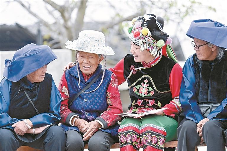 འདི་ནི་རྒྱལ་ཡོངས་མི་དམངས་འཐུས་ཚོགས་ཀྱི་འཐུས་མི་དང་ཡུན་ནན་ཞིང་ཆེན་ཏ་ལི་པའེ་རིགས་རང་སྐྱོང་ཀྲོའུ་ནན་ཅན་དབྱིས་རིགས་རང་སྐྱོང་རྫོང་པི་ཤིས་ཤང་ཧྥེང་ཤན་གྲོང་ཚོའི་ཡུལ་མི་ལུའུ་ལི་ཧྭ(གཡས་ཀྱི་གཉིས་པ)ཡིས་མང་ཚོགས་ལ“རྒན་གཅིག་གཞོན་གཅིག”གི་འབྲེལ་ཡོད་སྲིད་ཇུས་གསལ་འགྲེལ་གནང་བཞིན་པ།