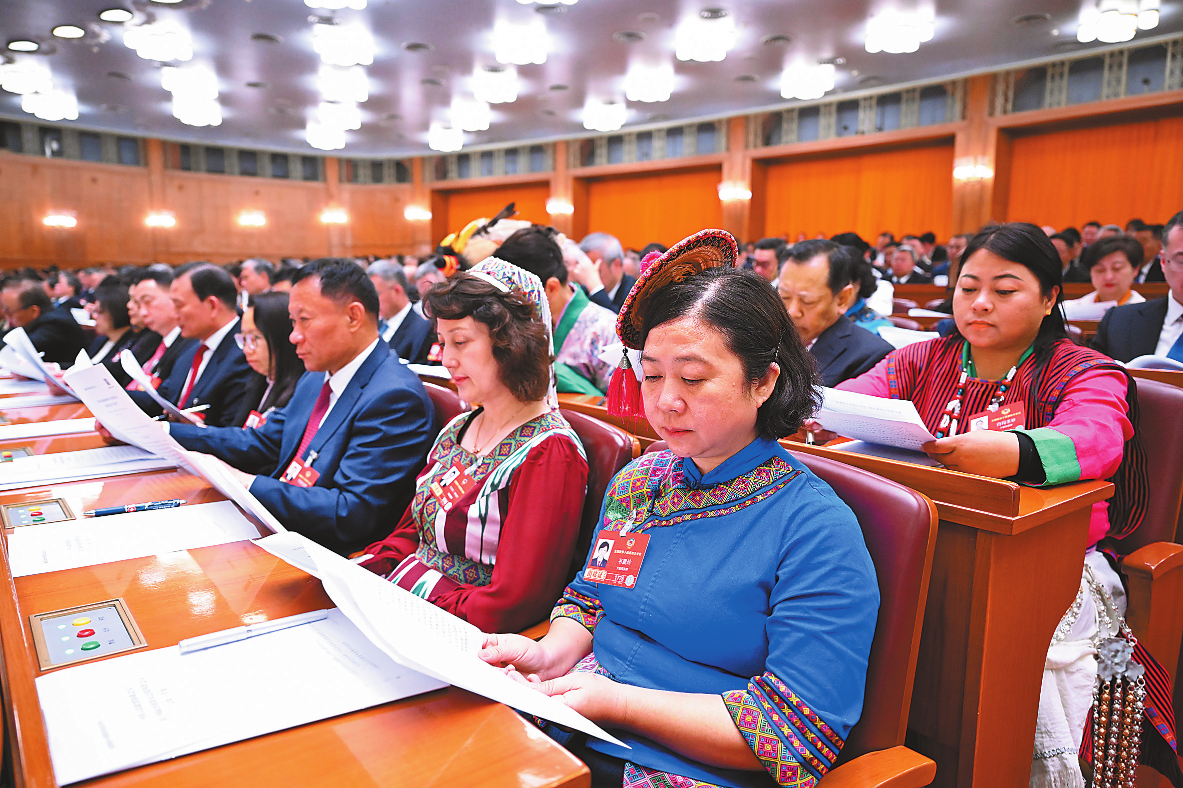 ཟླ་3ཚེས་4ཉིན་གྱི་ཕྱི་དྲོར། རྒྱལ་ཡོངས་སྲིད་གྲོས་སྐབས་བཅུ་བཞི་པའི་ཚོགས་འདུ་ཐེངས་བཞི་པ་མི་དམངས་ཚོགས་ཁང་ཆེ་མོར་འགོ་ཚུགས་པ།