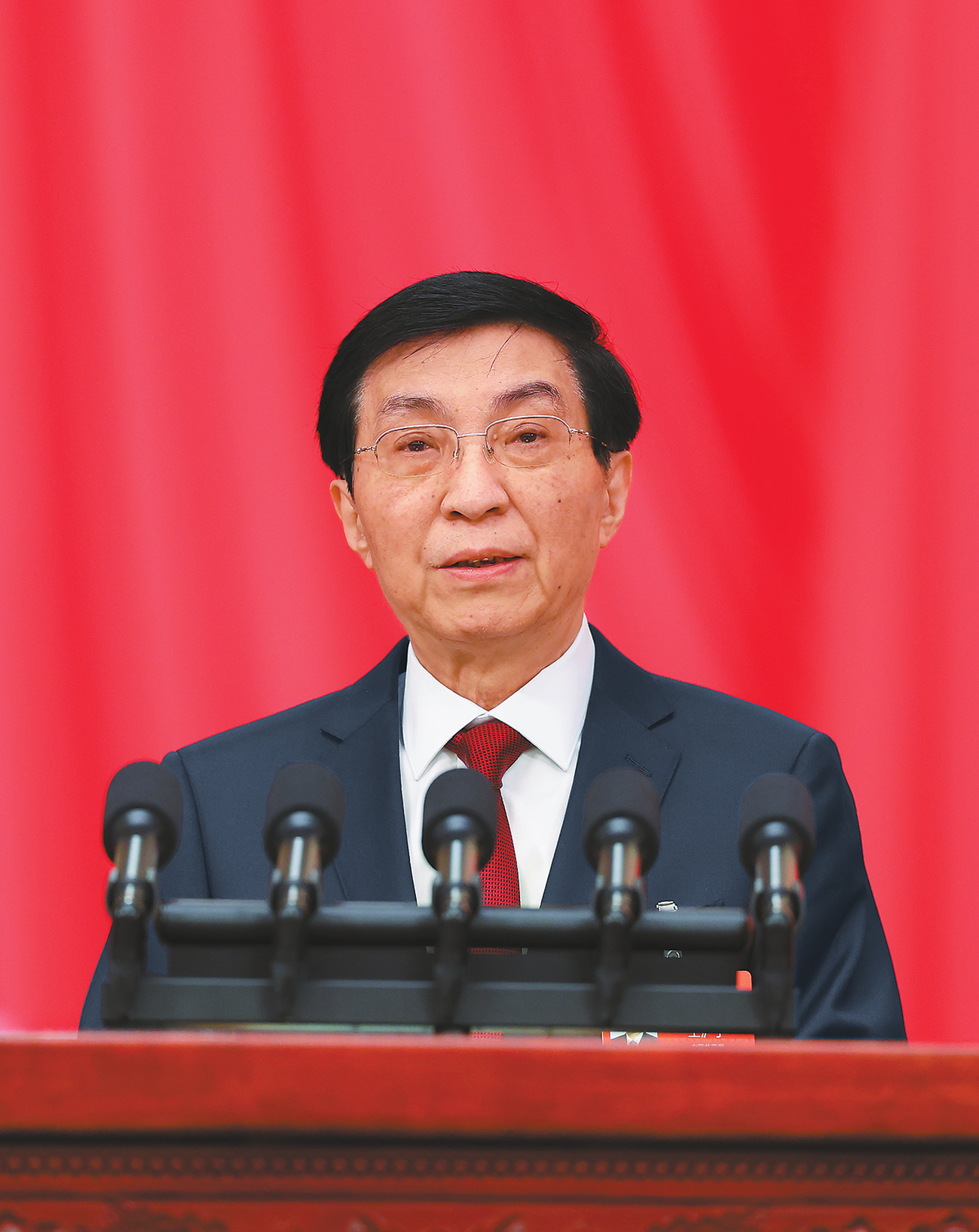འདི་ནི་རྒྱལ་ཡོངས་སྲིད་གྲོས་ཀྱི་ཀྲུའུ་ཞི་ཝང་ཧུའུ་ཉིང་གིས་སྲིད་གྲོས་སྐབས་བཅུ་བཞི་པའི་རྒྱལ་ཡོངས་ཨུ་ཡོན་ལྷན་ཁང་རྒྱུན་ལས་ཨུ་ཡོན་ལྷན་ཁང་གི་ཚབ་ཞུས་ཏེ་ཚོགས་ཆེན་ལ་ལས་དོན་སྙན་སྒྲོན་གནང་བཞིན་པ།