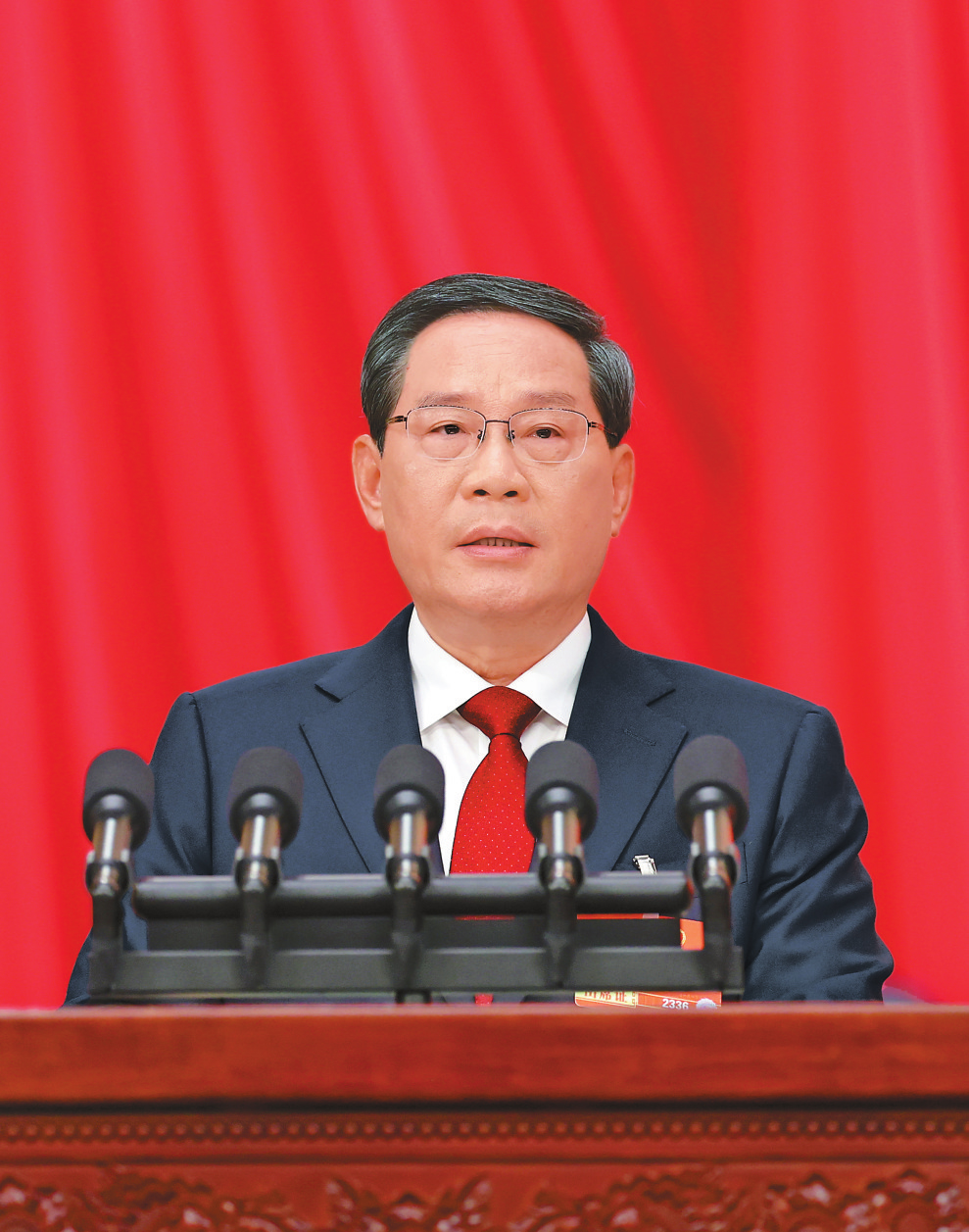 ཟླ་3ཚེས་5ཉིན་གྱི་སྔ་དྲོར། རྒྱལ་ཡོངས་མི་དམངས་འཐུས་མི་ཚོགས་ཆེན་སྐབས་བཅུ་བཞི་པའི་ཚོགས་འདུ་ཐེངས་བཞི་པ་པེ་ཅིང་མི་དམངས་ཚོགས་ཁང་ཆེ་མོར་འགོ་ཚུགས་ཤིང་། འདི་ནི་རྒྱལ་སྲིད་སྤྱི་ཁྱབ་ཁང་གི་ཙུང་ལི་ལི་ཆང་གིས་སྲིད་གཞུང་གི་ལས་དོན་སྙན་སྒྲོན་གནང་བཞིན་པ།