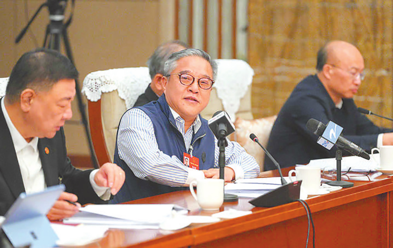 འདི་ནི་ཟླ་3ཚེས་10ཉིན། ཀྲེ་ཅང་འཐུས་མི་ཚོགས་པའི་ཚོགས་ཆུང་གི་ཚོགས་འདུར་འཐུས་མི་ལུའུ་ཝུའེ་ཏིང(གཡོན་གྱི་གཉིས་པ)གིས་གཏམ་བཤད་སྤེལ་བཞིན་པ།