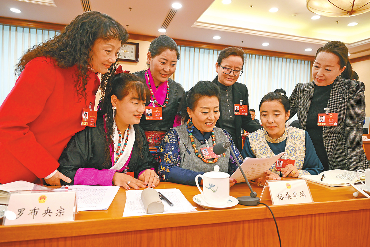 འདི་ནི་ཟླ་3ཚེས་10ཉིན། བོད་ཀྱི་འཐུས་མི་ཚོགས་པའི་ཚང་འཛོམས་གྲོས་ཚོགས་ལ་རྒྱལ་ཡོངས་མི་དམངས་འཐུས་ཚོགས་ཀྱི་བོད་ཀྱི་འཐུས་མི་ཁག་གཅིག་གིས་ཚོགས་འདུའི་བར་གསེང་དུ་གྲོས་བསྡུར་ཚ་ཚ་འུར་འུར་གནང་བཞིན་པ།