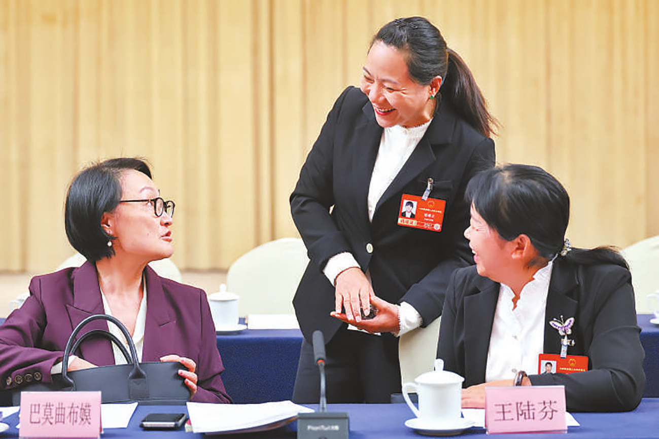 འདི་ནི་ཟླ་3ཚེས་8ཉིན། ཡུན་ནན་འཐུས་མི་ཚོགས་པའི་ཚོགས་ཆུང་གི་ཚོགས་རར་འཐུས་མི་ཚོས་སྤེལ་རེས་དང་གྲོས་བསྡུར་གནང་བཞིན་པ།