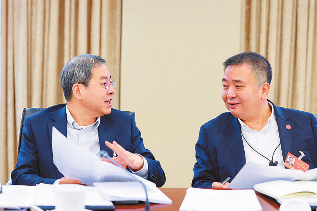 འདི་ནི་ཟླ་3ཚེས་10ཉིན། ཧྲང་ཧའེ་འཐུས་མི་ཚོགས་པའི་ཚོགས་ཆུང་གི་ཚོགས་འདུར་འཐུས་མི་ཚོས་སྤེལ་རེས་དང་གྲོས་བསྡུར་གནང་བཞིན་པ།