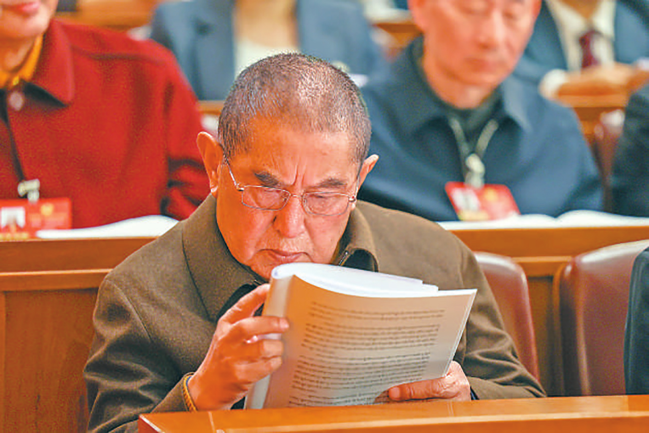 ཟླ་3ཚེས་8ཉིན། རྒྱལ་ཡོངས་སྲིད་གྲོས་སྐབས་བཅུ་བཞི་པའི་ཚོགས་འདུ་ཐེངས་བཞི་པས་མི་དམངས་ཚོགས་ཁང་ཆེ་མོར་ཚང་འཛོམས་གྲོས་ཚོགས་ཐེངས་གསུམ་པ་འཚོགས་ཤིང་། འདི་ནི་ཨུ་ཡོན་གྱིས་ཚོགས་འདུའི་ཡིག་ཆ་གཟིགས་བཞིན་པ།
