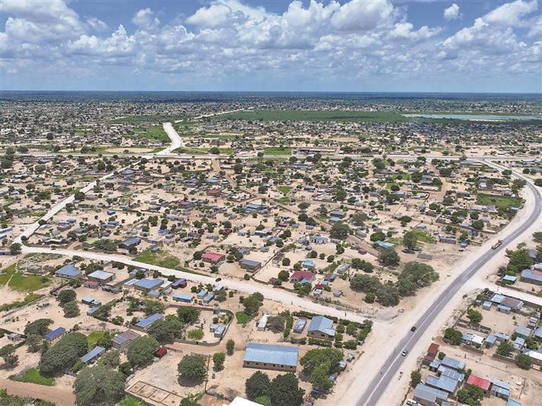 “གྲོང་ཚོ་ཀུན་ཁྱབ”རྣམ་གྲངས་ཀྱིས་ཐག་རིང་ལུང་ཁུག་གྲོང་སྡེ་ནས་གྲོང་ཁྱེར་དང་གྲོང་རྡལ་བར་གྱི་མ་ལམ་གཙོ་བོའི“མཐའ་མའི་འགག་གནད”སེལ་བར་གཞོལ་ཞིང་། འདི་ནི“གྲོང་ཚོ་ཀུན་ཁྱབ”རྣམ་གྲངས་ན་སྨི་པི་ཡར་ལག་ལེན་བསྟར་རྗེས། ལུན་ཏུའུ་གྲོང་ཁྱེར་གྱི་ཐུའུ་ཤིན་ཅི་ལེ་ཉི་གྲོང་ཚོར་མ་ལམ་དང་འབྲེལ་མཐུད་ཀྱི་གྲོང་ཚོའི་ལམ་བཟོས་ཚར་བའི་རྣམ་པ་ཡིན་པ། (མི་མེད་གནམ་གྲུས་པར་བརྒྱབ)