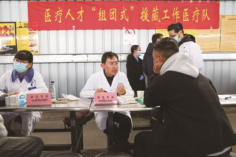 འདི་ནི་ཟླ་3ཚེས་13ཉིན། རྒྱལ་སའི་གསོ་རིག་ཚན་རིག་སློབ་ཆེན་གྱི་ཞོར་གཏོགས་པེ་ཅིང་ཐེན་ཐན་སྨན་ཁང་གི་དབང་རྩའི་ཕྱི་ནད་ཚན་ཁག་གི་རིགས་གཅིག་མཁས་ཅན་ཧའོ་ཆང(གཡོན་གྱི་གཉིས་པ)གིས་མྱུར་སྐྱེལ་ལས་དོན་པར་འོས་འགན་ནད་བརྟག་སྨན་བཅོས་བྱེད་བཞིན་པ།