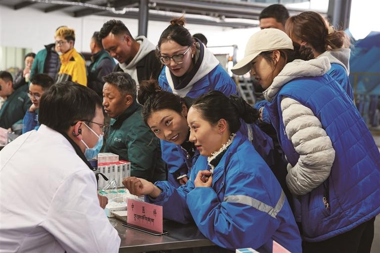 འདི་ནི་ཟླ་3ཚེས་13ཉིན། རྒྱལ་སའི་གསོ་རིག་ཚན་རིག་སློབ་ཆེན་གྱི་ཞོར་གཏོགས་པེ་ཅིང་ཀྲུང་ལུགས་གསོ་རིག་སྨན་ཁང་གི་རིགས་གཅིག་མཁས་ཅན་ལི་ཞང(གཡོན་གྱི་དང་པོ)གིས་མྱུར་སྐྱེལ་ལས་དོན་པར་འོས་འགན་ནད་བརྟག་སྨན་བཅོས་བྱེད་བཞིན་པ།