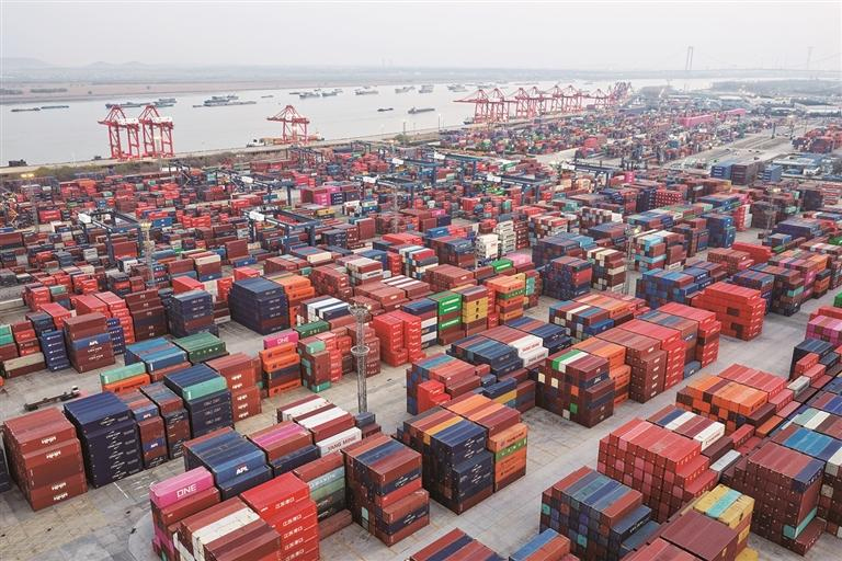 ཉེ་ཆར། འགག་སྒོ་ལས་ཁུངས་སྤྱི་ཁྱབ་ཧྲུའུ་ཡིས་ཡོངས་བསྒྲགས་བྱས་པའི་གྲངས་གཞི་ལས་མངོན་པར། ད་ལོའི་ཟླ་བ་དང་པོ་དང་གཉིས་པར་ཀྲུང་གོའི་དངོས་ཟོག་ཕྱིར་གཏོང་ནང་འདྲེན་གྱི་རིན་ཐང་བསྡོམས་འབོར་སྒོར་དུང་ཕྱུར་ཁྲི་7.73ཟིན་ནས་དུས་མཚུངས་ལས་18.3%འཕར་ཡོད། འདི་ནི་ཟླ་3ཚེས་10ཉིན་པར་བརྒྱབ་པའི་ཅང་སུའུ་ཞིང་ཆེན་གྲུ་ཁ་ཚོགས་པ་ནན་ཅིང་གྲུ་ཁའི་ལུང་ཐན་དོས་སྒམ་གྲུ་ཁ་ཡིན་པ།