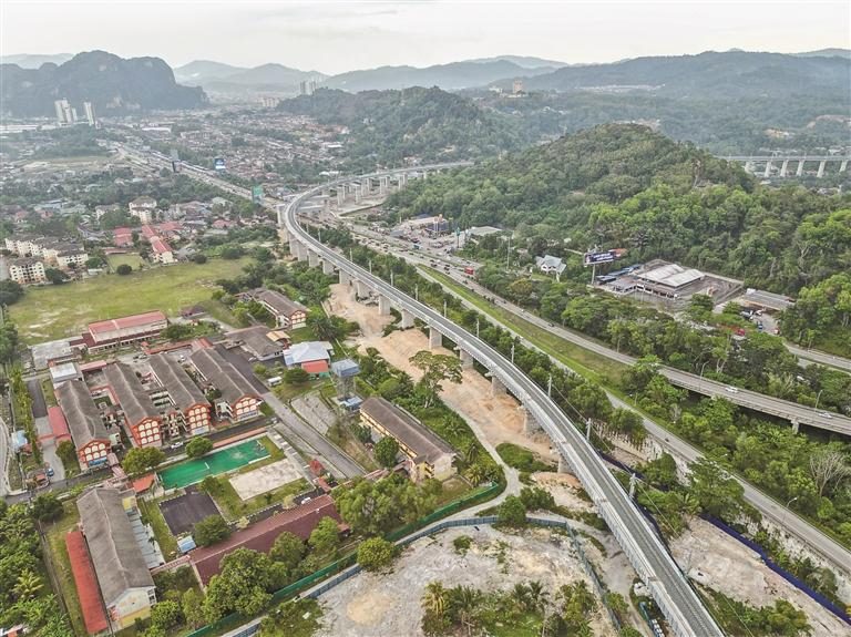 འདི་ནི་ཟླ་3ཚེས་16ཉིན་པར་བླངས་པའི་མ་ལེ་ཞི་ཡའི་ཞུའེ་ལེན་ཨེ་ཀྲོའུ་ཨེ་མའེ་འབབ་ཚུགས་ཉེ་འགྲམ་གྱི་མ་ལེ་ཞི་ཡའི་མཚོ་ངོགས་ཤར་མའི་རྣམ་གྲངས་ཀྱི་ལྕགས་ལམ་ཡིན་པ།