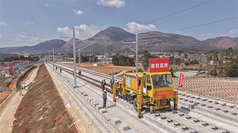 ཁྲུང་ཆིང་གྲོང་ཁྱེར་ནས་ཁུན་མིང་གྲོང་ཁྱེར་བར་གྱི་ཡུས་ཁུན་མྱུར་བགྲོད་ལྕགས་ལམ་ནི་རང་རྒྱལ་གྱི“གཞུང་བརྒྱད་འཕྲེད་བརྒྱད”ཀྱི་མྱུར་བགྲོད་ལྕགས་ལམ་དྲ་བའི་ཅིང་ཁུན་བགྲོད་ལམ་གྱི་གྲུབ་ཆ་གལ་ཆེན་ཞིག་ཡིན་པ་དང་། ལམ་ཐིག་ལ་མེ་འཁོར་ཤར་གཏོང་ཐུབ་རྗེས་ཁྲུང་ཆིང་ནས་ཁུན་མིང་བར་གྱི་ལམ་ཐག་ཆུ་ཚོད་གཉིས་དང་ཕྱེད་ཀ་ཙམ་ཐུང་དུ་འགྲོ་རྒྱུ་རེད། འདི་ནི་ཡུན་ནན་ཁུན་མིང་གྲོང་ཁྱེར་སུང་མིང་རྫོང་གི་ཡུས་ཁུན་མྱུར་བགྲོད་ལྕགས་ལམ་གྱི་ཡུན་ནན་དུམ་བུར་ལྕགས་ལམ་དངོས་སུ་འདིང་བཞིན་པ།