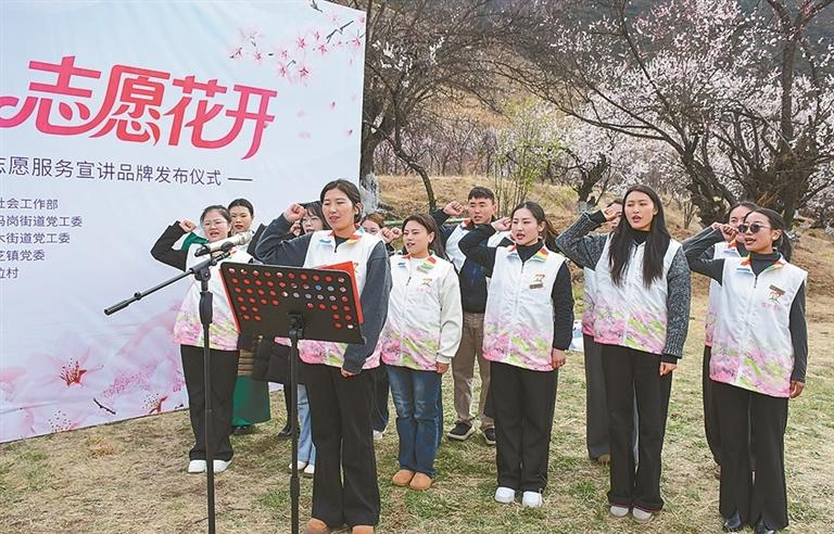   ཉེ་ཆར། བོད་ལྗོངས་ཉིང་ཁྲི་གྲོང་ཁྱེར་བྲག་ཡིབ་ཆུས་ཀྱིས་དང་བླངས་པའི་འཐུས་མི་དང་ལས་བཟོ་དང་ལས་བྱེད་པ་སོགས་སྒྲིག་འཛུགས་བྱས་ཏེ། ཀ་ལ་གྲོང་ཚོའི་ཁམ་བུའི་མེ་ཏོག་ལྡུམ་རའི་མཛེས་ལྗོངས་ཁུལ་དུ“བྲག་ཡིབ་ཏུ་དཔྱིད་དཔལ་བཞད། དང་བླངས་པས་ཞབས་འདེགས་ཞུ”ཞེས་པའི་ཞབས་ཞུའི་སྤུས་རྟགས་ཡོངས་བསྒྲགས་མཛད་སྒོ་འཚོགས་ཤིང་། འདི་ནི་བྲག་ཡིབ་ཀྱི་བུད་མེད་སྒྲོག་འགྲེལ་དང་བླངས་པ་ཚོས་དམ་བཅའ་འཇོག་བཞིན་པ།