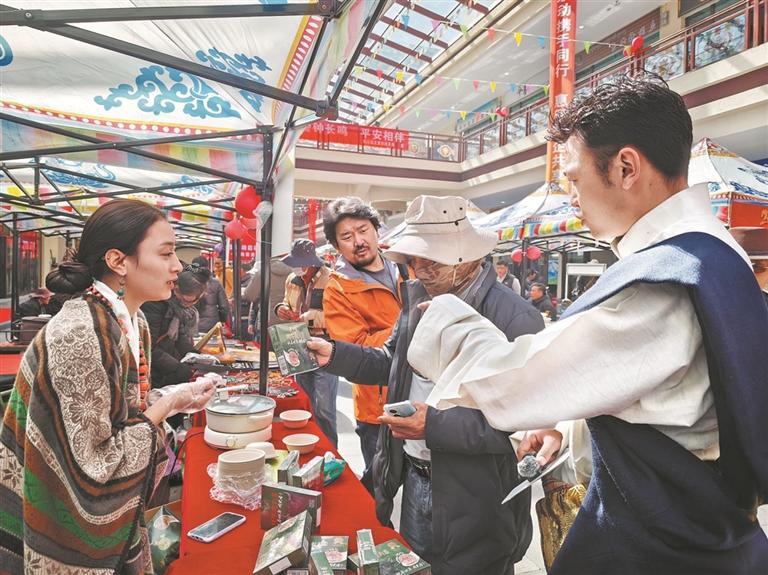 ཉེ་ཆར། མཚོ་སྔོན་ཞིང་ཆེན་མགོ་ལོག་བོད་རིགས་རང་སྐྱོང་ཀྲོའུ་རྨ་ཆེན་རྫོང་གངས་རི་ཚོང་ཁྲོམ་ཐང་ཆེན་དུ། འཛད་སྤྱོད་པ་མང་པོས་གྲལ་སྟར་རིང་པོ་བསྒྲིགས་ཏེ་དྲ་ཕྱིའི་འཛད་སྤྱོད་འཛིན་ཤོག་ལེན་བཞིན་ཡོད་ཅིང་། ཁོང་ཚོའི་ངོ་གདོང་ལ་རེ་བ་དང་འཛུམ་ཆུང་གིས་ཁེངས་འདུག འདི་ནི་མགོ་ལོག་བོད་རིགས་རང་སྐྱོང་ཀྲོའུ་ཡི“གངས་རི་དང་ས་གཞི་ཆེན་པོ། མགོ་ལོག་ཏུ་ཉོ་ཚོང་བྱེད”ཅེས་པའི་འཛད་སྤྱོད་སྐུལ་སྤེལ་བྱེད་སྒོའི་འཁྲུག་ཆ་དོད་པའི་འགོ་འཛུགས་རྣམ་པ་ཡིན་པ།