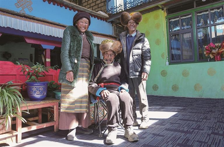 འདི་ནི་པད་མ་བཀྲ་ཤིས（དཀྱིལ）དང་། བུ་མོ། མག་པ་བཅས་ཁྱིམ་དུ་བརྒྱབ་པའི་མཉམ་པར་ཡིན་པ།