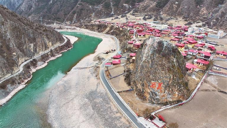 ༄༅།།དམར་མདངས་བཀྲ་བའི་སྐར་ལྔའི་དར་དམར་ས་མཐོར་མཐོན་པོར་བསྒྲེངས།