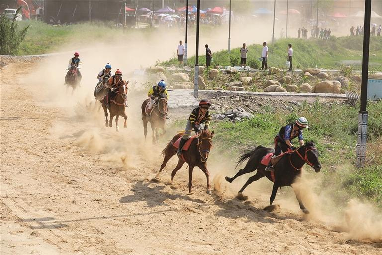 ཟླ་4ཚེས་11ཉིན“ཀུའེ་ཀྲོའུ་ཡི་གྲོང་ཚོའི་རྟ་རྒྱུག”འགྲན་བསྡུར་ཀུའེ་ཀྲོའུ་ཞིང་ཆེན་ཆན་ནན་པུའུ་དབྱི་རིགས་མེའོ་རིགས་རང་སྐྱོང་ཀྲོའུ་སན་ཏུའུ་ཧྲུའེ་རིགས་རང་སྐྱོང་རྫོང་ཧྥུང་ཡུས་ཁྲོམ་གཞུང་ཤིང་ལེ་གྲོང་ཚོར་གཉེར་བ་དང་ས་གནས་ཁག་གི་རྟ་པ་འགྲན་བསྡུར་ལ་ཞུགས་ཡོད་པ་རེད། འགྲན་བསྡུར་སྐབས་ད་དུང་མི་རིགས་ཀྱི་གླུ་གར་ལེ་ཚན་འཁྲབ་པར་གྲོང་མི་དང་ཡུལ་སྐོར་བ་མི་ཉུང་བ་ཞིག་གི་ཡིད་དབང་བཀུག་ཡོད་ཅིང་། འདི་ནི་རྟ་རྒྱུག་འགྲན་བསྡུར་བྱ་ཡུལ་ཡིན་པ།