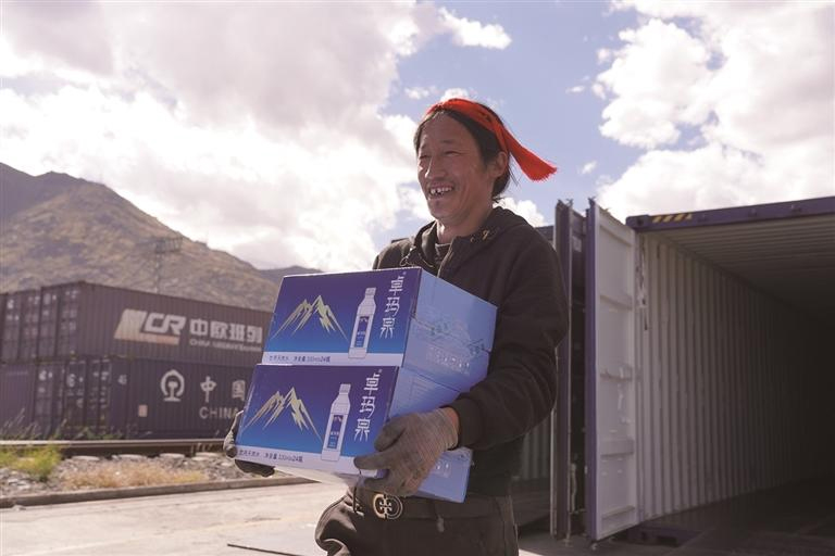 འདི་ནི་བོད་ལྗོངས་ལྷ་སའི་ནུབ་ཚུགས་དོས་རར་བཟོ་པས་ལྕགས་ལམ་བརྒྱུད་ཕྱི་ཕྱོགས་སུ་དབོར་འདྲེན་བྱེད་རྩིས་ཡོད་པའི་གཏེར་ཆུ་འབེབས་འཇུག་བྱེད་བཞིན་པ།