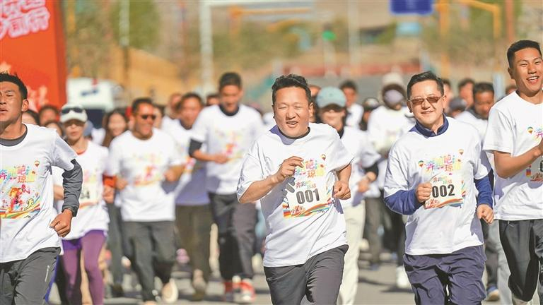 ཉེ་ཆར། བོད་ལྗོངས་ལྷོ་ཁ་གྲོང་ཁྱེར་འཕྱོངས་རྒྱས་རྫོང་གི“ཡར་བརྩོན། འཕྱོངས་རྒྱས”ཞེས་པའི་དམངས་ཡོངས་ཀྱི་ལུས་སྦྱོང་རྒྱང་རྒྱུག་འགྲན་བསྡུར་སྐབས་ལྔ་པ་ཚ་ཚ་འུར་འུར་ངང་འགོ་ཚུགས་ཤིང་། སྐབས་གོང་མ་དང་མི་འདྲ་བར་ད་ལོའི་འགྲན་བསྡུར་ནང་གླ་པ་མང་པོ་སླེབས་ཡོད་པ་སྟེ་ཁོང་ཚོ་ནི་འཕྱོངས་རྒྱས་ཀྱི་ཨར་ལས་བྱ་ཡུལ་ཁག་ནས་ཡོང་བའི་ལུས་སྦྱོང་རྒྱང་རྒྱུག་འགྲན་ཞུགས་པ་རེད། འདི་ནི་འགྲན་ཞུགས་པས་རྒྱང་རྒྱུག་འགྲན་བསྡུར་བྱེད་བཞིན་པ།