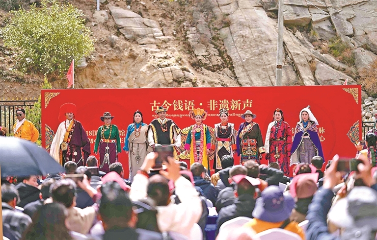 འདི་ནི་བོད་ལྗོངས་དོག་སྡེའི་དངུལ་ལོར་རྟེན་མཛོད་ཁང་གིས་མི་རིགས་ཀྱི་རྒྱན་ཆས་རིག་གནས་ངོམ་སྟོན་གྱི་བྱེད་སྒོ་སྤེལ་བར་མང་ཚོགས་མང་པོའི་ཡིད་དབང་བཀུག་པ།