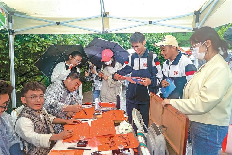བྱེད་སྒོ་སྤེལ་རིང་སློབ་རའི་རིག་གནས་ཚོང་འདུས་སུ་རིག་གནས་གྲུབ་འབྲས་འགྲེམས་སྟོན་དང་། མི་རིགས་ཀྱི་རིག་གནས་མྱོང་རོལ། རིགས་པའི་གཞུང་ལུགས་ཀྱི་ཤེས་བྱ་དང་ཚན་རིག་ཁྱབ་གདལ། མི་སེམས་དྲོ་བའི་སྤྱི་ཕན་ཞབས་ཞུ་སོགས་ནང་དོན་མང་པོ་ཡོད་པས། སྤྲོ་སྣང་རབ་ཏུ་འཕེལ་བ་དང་བཀྲག་མདངས་འཚེར་ས་མང་པོ་ཡོད་ཅིང་། འདི་ནི་སློབ་མས་སྨོན་ཚིག་འབྲི་བཞིན་ཡོད་པ།