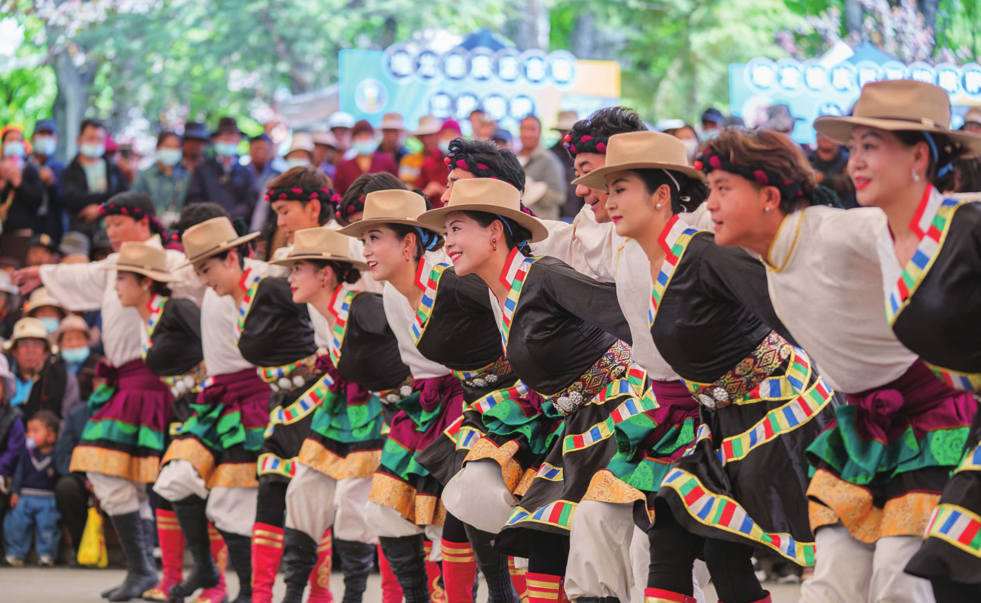 ཟླ་5ཚེས་22ཉིན། བོད་ལྗོངས་ལྷ་ས་གྲོང་ཁྱེར་དུ་མང་ཚོགས་ཀྱིས་གླུ་ལེན་གར་འཁྲབ་བྱས་ཏེ། བོད་ཞི་བས་བཅིངས་འགྲོལ་བཏང་ནས་ལོ་ངོ་75འཁོར་བར་རྟེན་འབྲེལ་ཞུ་བཞིན་པ།
