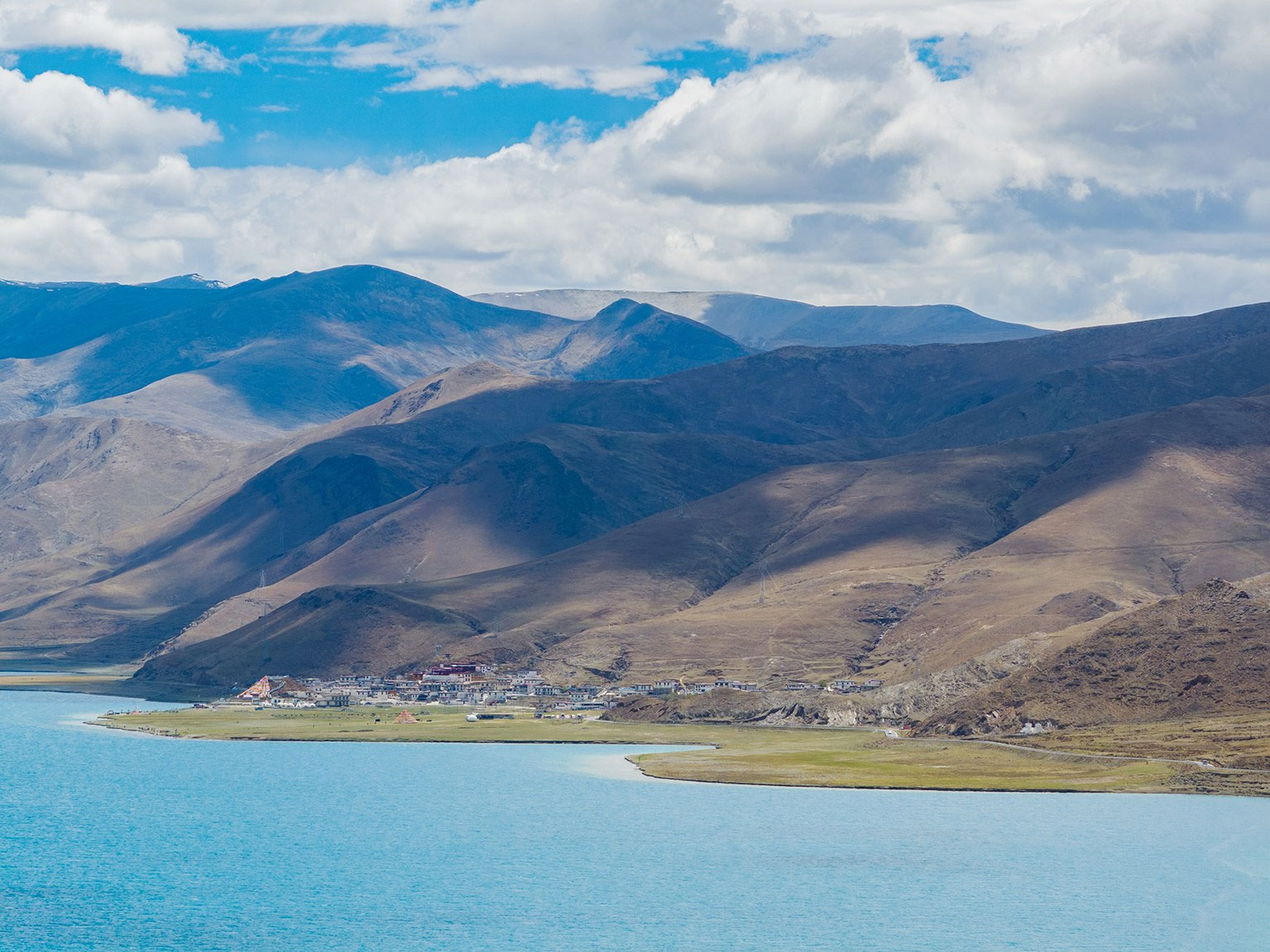 ཟླ་5ཚེས་25ཉིན། བོད་ལྗོངས་ལྷོ་ཁ་གྲོང་ཁྱེར་གོང་དཀར་རྫོང་ཡར་འབྲོག་གཡུ་མཚོའི་ངོགས་ཀྱི་ལྟ་བས་མི་ངོམ་པའི་མཛེས་ལྗོངས་ཡིན་པ།