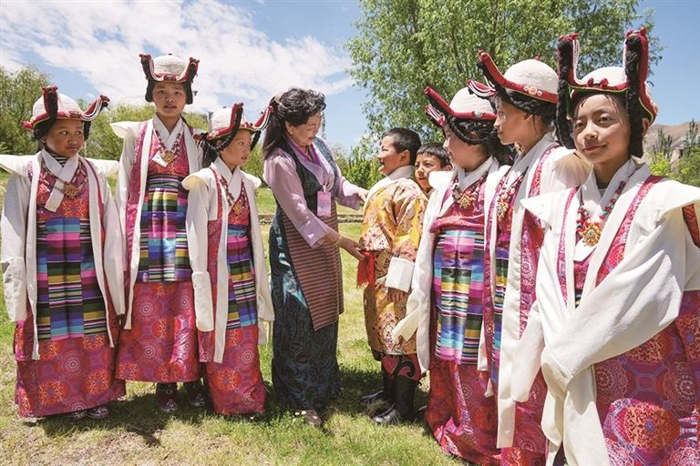 འདི་ནི་ཉི་མ་མཚམས་གཅོད་ཀྱིས་འཁྲབ་སྟོན་བྱ་ཉེར་ཡོད་པའི་སློབ་མ་ཚོའི་འཁྲབ་ཆས་ཡག་པོ་གྱོན་ཡོད་མེད་ལ་ལྟ་བཞིན་པ།