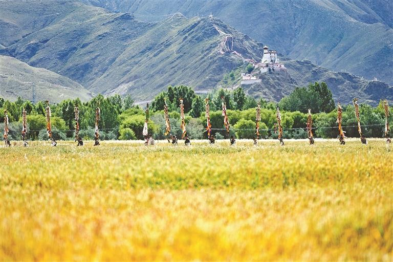 འདི་ནི་གཟབ་མཆོར་སྤྲས་པའི་སོ་ནམ་པས་མཁར་ལ་སྔ་བ་ཡུམ་བུ་བརླ་མཁར་གྱི་འདབས་སུ་འོང་ཁ་སྐོར་བཞིན་པ།