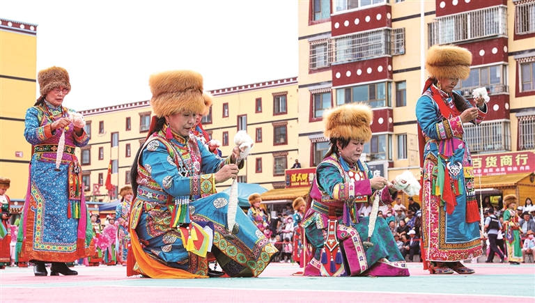 འདི་ནི་ཝུན་ཧུའེ་ཐང་ཆེན་དུ་ཞིང་འབྲོག་མང་ཚོགས་ཚོས་བལ་སྐུད་འཁེལ་རྩལ་ངོམ་བཞིན་པ།