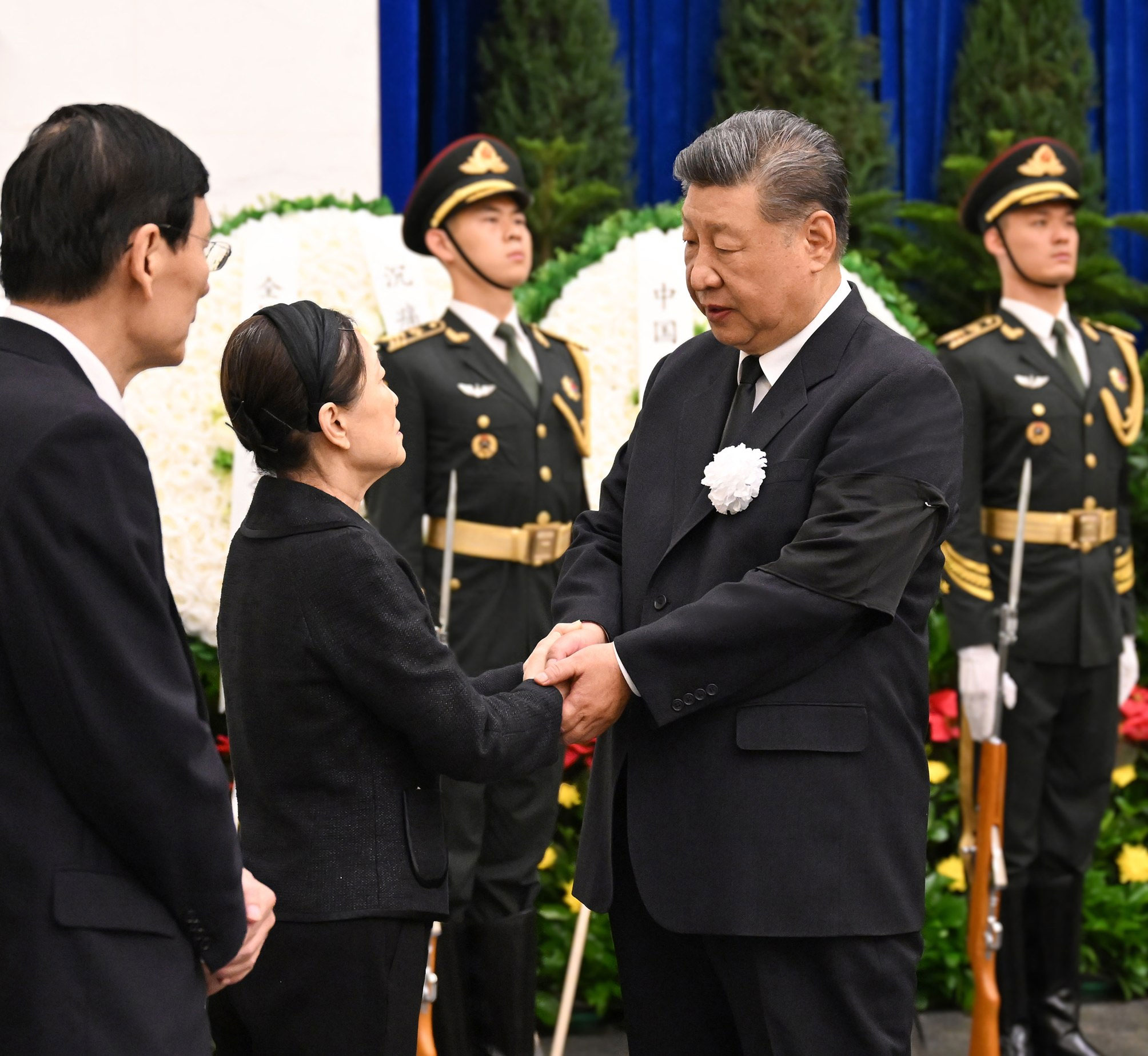 ཟླ་8ཚེས་18ཉིན། བློ་མཐུན་ཀྲུའུ་རུང་ཅིའི་སྐུ་ཕུང་པེ་ཅིང་གི་པ་པའོ་ཧྲན་རི་བོའི་གསར་བརྗེའི་སྤྱི་པའི་བང་སོ་ཁང་དུ་ཞུགས་འབུལ་གནང་ཞིང་། ཞི་ཅིན་ཕིང་དང་། ལི་ཆང་། ཀྲའོ་ལེ་ཅི། ཝང་ཧུའུ་ཉིང་། ཚའེ་ཆི། ཏིང་ཤུའེ་ཞང་། ལི་ཞི། ཧན་ཀྲེང་སོགས་པ་པའོ་ཧྲན་རི་བོའི་གསར་བརྗེའི་སྤྱི་པའི་བང་སོ་ཁང་དུ་ཞལ་གྱེས་ཞུ་བར་ཕེབས་པ་དང་། ཧུའུ་ཅིན་ཐའོ་ཡིས་འདས་མཆོད་མེ་ཏོག་ཕྲེང་བ་ཕུལ་ནས་མྱ་ངན་ཞུས་པ་རེད། འདི་ནི་ཞི་ཅིན་ཕིང་གིས་ཀྲུའུ་རུང་ཅིའི་གཉེན་ཉེར་ཕྱག་བཏང་ནས་སེམས་གསོ་འཚམས་འདྲི་གནང་བཞིན་པ།
