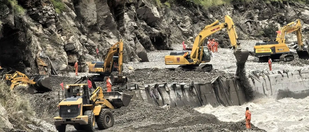 ཟླ་8ཚེས་27ཉིན་རོགས་སྐྱོབ་རླངས་འཁོར་གེགས་ཁུལ་དུ་སྐྱོད་པའི་འགྲོ་ལམ་གཙང་སེལ་བྱེད་བཞིན་ཡོད་པ་རེད།