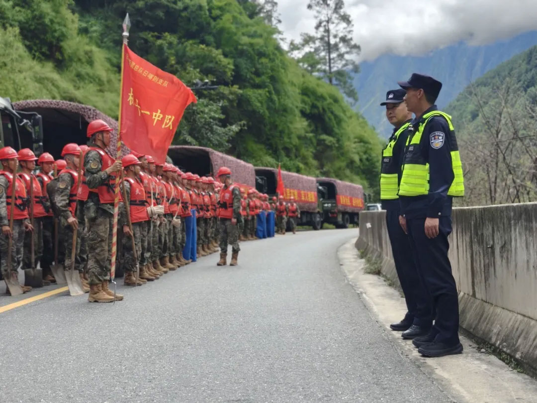 ཟླ་8ཚེས་27ཉིན། མི་དམངས་ཉེན་རྟོག་པས་རྒྱལ་ལམ་216གི་སྐྱིད་གྲོང་རྫོང་ནས་སྐྱིད་གྲོང་འགག་སྒོ་བར་གྱི་ལམ་དུམ་འགག་སེལ་ཤར་བགྲོད་འགན་ལེན་དང་འགྲིམ་འགྲུལ་སྒྲིག་ལམ་སྲུང་སྐྱོང་གི་ལས་དོན་སྤེལ་བ།