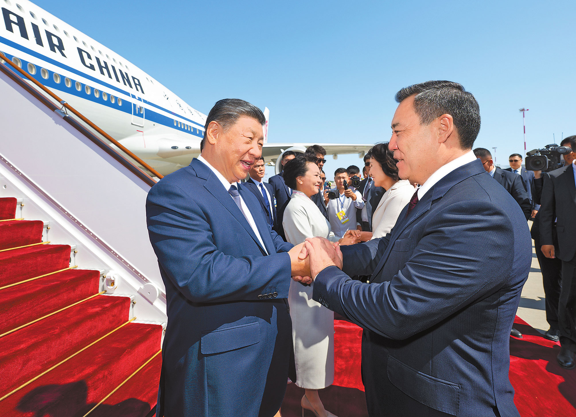 ས་གནས་དེ་གའི་དུས་ཚོད་ཟླ་8ཚེས་30ཉིན་གྱི་ཕྱི་དྲོར། རྒྱལ་ཁབ་ཀྱི་ཀྲུའུ་ཞི་ཞི་ཅིན་ཕིང་ཆེད་གཏོང་གནམ་གྲུར་བཞུགས་ནས་པི་སི་ཁེག་གྲོང་ཁྱེར་དུ་ཕེབས་འབྱོར་ཟིན་ཞིང་། ཁེར་གྷི་སི་ཐན་གྱི་ཙུང་ཐུང་ཀྲ་ཕ་ལུའོ་ཧྥུའུ་ཡི་གདན་ཞུས་ལྟར་2026ལོའི་ཧྲང་ཧའེ་མཉམ་ལས་རྩ་འཛུགས་ཀྱི་དབུ་ཚོགས་ལ་ཞུགས་པ་དང་སྦྲགས། ཁེར་གྷི་སི་ཐན་ལ་རྒྱལ་དོན་འཚམས་འདྲི་ཡང་གནང་བ་རེད། འདི་ནི་ཞི་ཅིན་ཕིང་དང་སྐུ་ཟླ་ཕེང་ལི་ཡོན་པི་སི་ཁེག་མ་ནཱ་སི་རྒྱལ་སྤྱིའི་གནམ་ཐང་དུ་ཕེབས་འབྱོར་ཟིན་སྐབས་ཙུང་ཐུང་ཀྲ་ཕ་ལུའོ་ཧྥུའུ་སྟངས་དཔྱལ་གྱིས་སྤྲོ་སེམས་འཁོལ་པོས་བསུ་བ་ཞུས་པ།