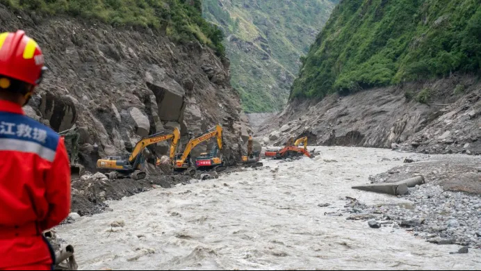 པར་རིས་ལས་མཐོང་བ་ནི། ཟླ་ 8 ཚེས་ 29 ཉིན། ཉེན་སྐྱོབ་རུ་ཁག་གིས་སྐྱིད་གྲོང་རྫོང་གི་རྒྱལ་ལམ་ G216 ཐོག་གི་གནོད་འཚེ་ཕོག་པའི་ལམ་དུམ་བཟོ་ཆེད་གཅིག་སྡུད་ཐོག་ཉེན་སྐྱོབ་བཟོ་ལས་སྤེལ་བཞིན་ཡོད་པ་དང་། དེ་ནི་རྗེས་མའི་ཉེན་སྐྱོབ་ལས་དོན་ཁག་གོ་རིམ་ལྡན་པའི་ངང་སྤེལ་རྒྱུར་འགན་ལེན་བྱེད་ཆེད་ཡིན།